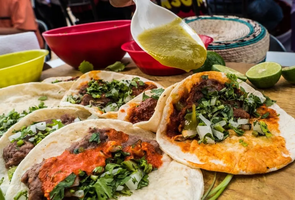 Tacos de barbacoa bañados con salsa verde